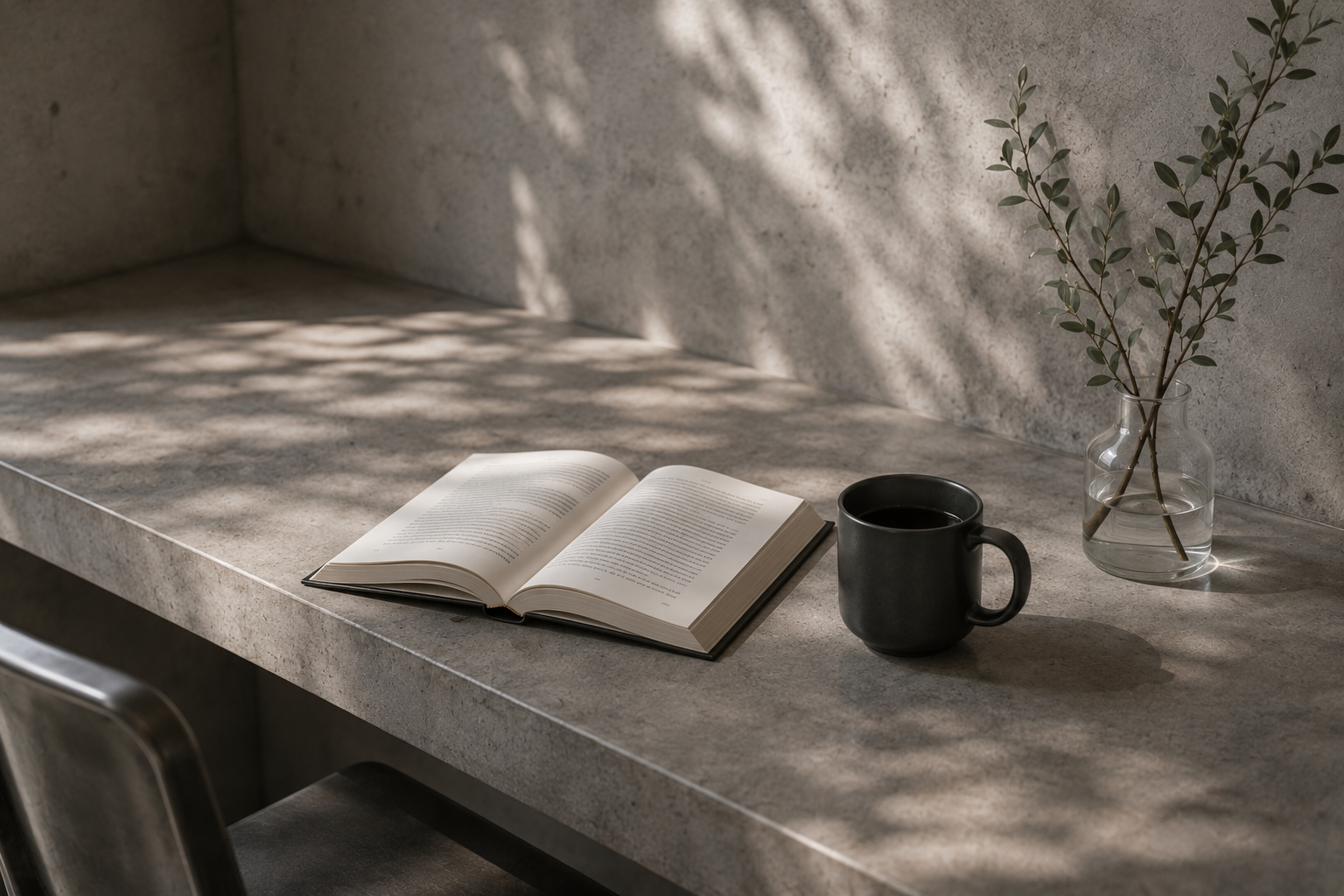 コンクリート席で本とコーヒーを楽しむ静かな時間。